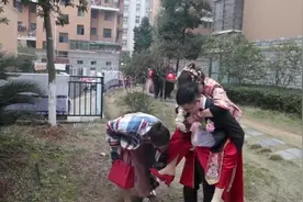 江西小伙结婚，新郎背着新娘进家门，走到半路鞋掉了，撑不住了视频封面