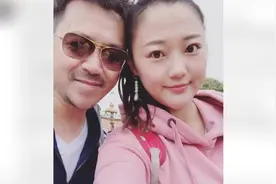 王学兵第三任妻子晒照庆结婚6周年，贴脸合影夫妻相十足