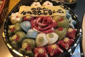 庆祝阿姨过生日，吃吉林名菜小鸡炖蘑菇，收到礼物朝鲜族美食米糕视频封面