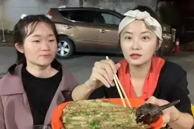 台湾女星到大陆拍戏，被大陆烧烤征服，有人说她助理像王宝强？视频封面