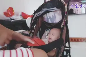 宝妈用什么玩具逗的小宝贝儿哈哈大笑，笑一笑，有助智力开发视频封面