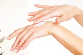 洗完脸之后，先擦精华液还是水乳？可别弄反了！难怪皮肤越来越差视频封面