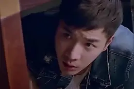 躲在美女上司桌底下，无意中看到了上司的隐私，男子趴在桌下不动视频封面