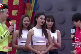 男生女生向前冲：超可爱的女美穿热短裤闯关，赛道上展现完美身材视频封面