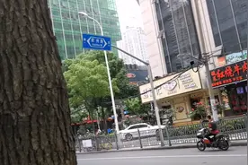 在静安区走着路过胶州路突然想起2010年教室公寓的那场大火视频封面