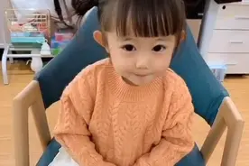恬恬唱儿歌，唱的很好听，不过这么热的天怎么就穿毛衣了呢