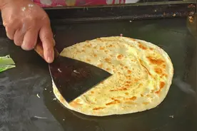 实拍河南信阳鸡蛋灌饼，老板说加这一步，比普通鸡蛋灌饼好吃不腻视频封面