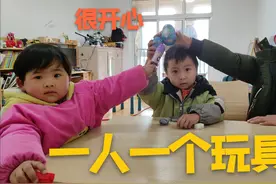 小男孩到超市购物满载而归，收获一大堆零食，还买了最爱的奥特蛋视频封面