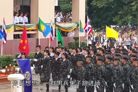 泰国阅兵式上女兵集体兔子跳？真活久见，这姿势太可爱了视频封面