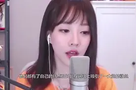 冯提莫模仿蔡徐坤打篮球，下一秒整个直播间，瞬间沸腾起来了！