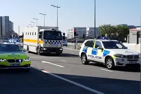 英国武装警察高安保级别押送重要囚犯 沿途进行管制视频封面