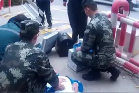 男孩越过警戒线后晕倒 兵哥哥火速伸出援手视频封面