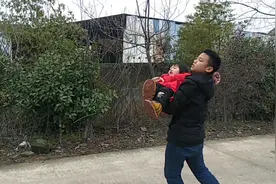 一枚暖男哥哥，来到湖北外婆家过年，暖心的给妹妹来个公主抱，视频封面