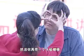 在街上看见喜欢的男孩上去就比划，这个女孩够泼辣！硬核恋爱啊！视频封面