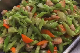 酒店大厨分享一道清脆可口的虾仁炒西芹方法简单在家也能做视频封面
