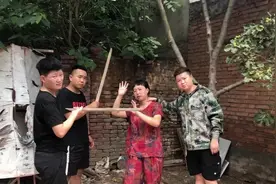 后妈借高利贷供儿子上学，六年后儿子回到家......结局感人视频封面