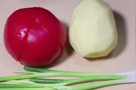 1个土豆，1个西红柿，教你简单一炒，比吃肉还过瘾，一大盘真香视频封面