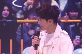 武艺恋情曝光！与女友穿情侣装挽手看新房，比理想型沈月腿长太多视频封面