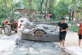 农村小伙拉混凝土修路，这样的斜坡怎样修你知道吗？视频封面