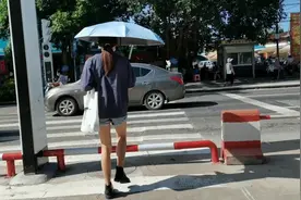 钦州首个按钮红绿灯，小伙马上去体验，你会用吗？视频封面
