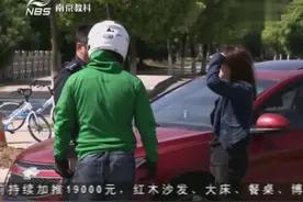 摩托车男非机动车道火速直行，撞上右转弯轿车，交通安全重于上班视频封面