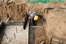 闲人实拍，山东潍坊工地支模板木工老师傅一天赚多少钱？视频封面