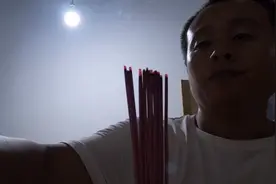 农村房间里有蝙蝠，看小伙如何战蝙蝠的，蚊香+杀虫剂到底可行吗视频封面