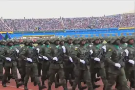 卢旺达官兵接受检阅通过主席台，喊中文口号：向右看！一、二！视频封面