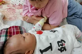 小娃饿了要吃母乳，姐姐光怕胖了拦着不让吃，两小只就这样吵起来视频封面