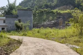 村民挖地基时挖出黑色泥土，外商以5万租这山，这土能干嘛呢？