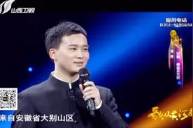 90后小伙身着中山装英气逼人，一首《棒棒捶在岩头上》惊艳全场视频封面