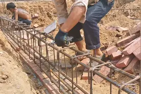 120平方地梁钢筋，2个年轻小伙半天绑扎好，学一学他的手法和技巧视频封面