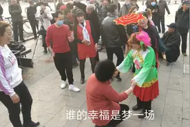 天津最疯狂摇头姐边摇边跳一个人带动全场堪比尼古拉斯赵四视频封面