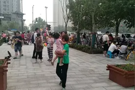 郑州未来路广场人很多，地摊经济，想赚钱成本低视频封面