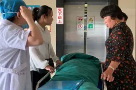 弟弟急性阑尾炎手术两小时，出来后疼的大哭，妈妈心疼的直流泪！视频封面
