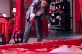 大喜过后，新娘子等不急找新郎，没想到新郎居然在睡觉视频封面