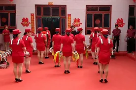 农村婚礼请来鼓乐队，指挥的真带劲视频封面