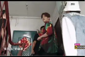 邓超衣锦还乡，拜访老师视频封面