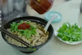 萌萌口味真重，学长看着有点眼馋，喝了一口直接把自酸哭了视频封面