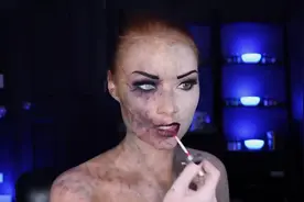 美女教你如何自己画自己，没想到最后画完，把我吓住了！