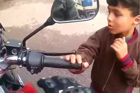 小男孩喜欢玩机车，车主让他体验一下，拧一下油门小孩懵圈了！视频封面