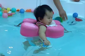 1岁宝宝学游泳，两条腿蹬得像小马达，几天没下水，玩疯了视频封面
