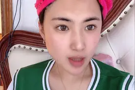 我妈可真忙活，又得看电视喝酒，还得吃饭，边哭边喝都不忘了吃肉视频封面