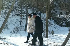 三姐妹回家 爸爸一高兴就领着他的女儿们去看他所谓的财产(树行)视频封面