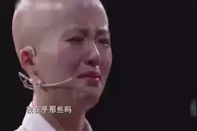闺蜜天生没有头发，他用自己的头发给他做了一顶假发