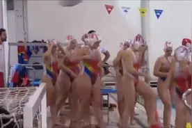 国外的女子水球比赛，小姐姐如同水中的精灵，美极了！视频封面