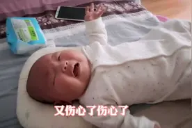 小嘉怡剃光头了，哭得好伤心，都分不清男孩女孩了视频封面