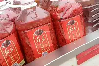 这就是红豆杉果果泡的酒，美容养颜哟视频封面