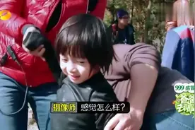 Kimi从水坑盛水掉了下去，吓坏工作人员，Kimi：太好玩了！视频封面