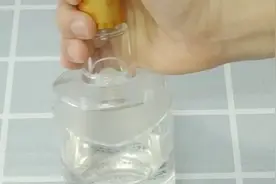 今天教大家如何从白酒里提炼出酒精来！视频封面